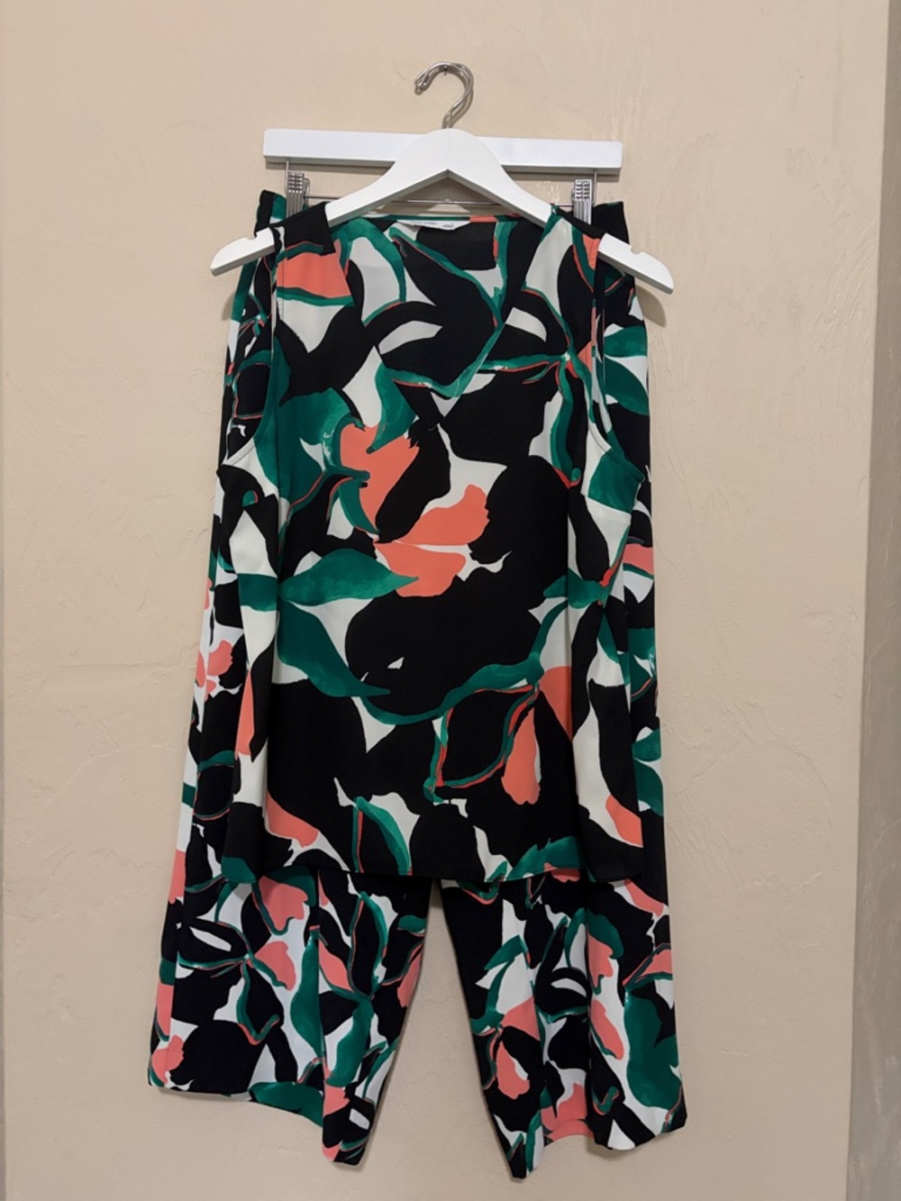 Nine West Floral V Neck Tank Top with Wide Leg Pants. Like New.